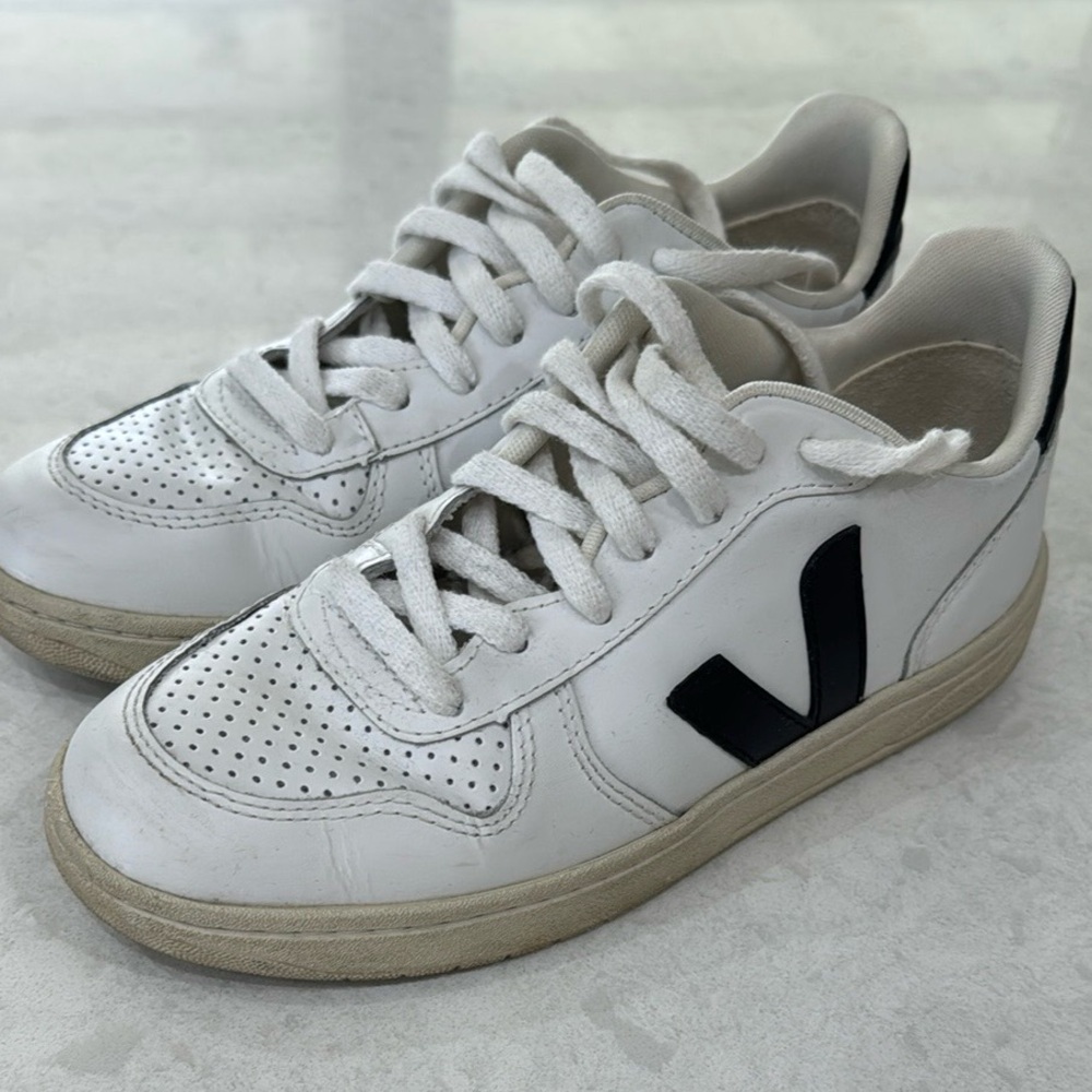 Women Veja White/Black leather Sneakers in sz EUR 36/ US 5 (fits more like a 6)